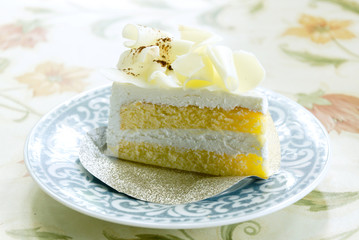 Vanilla cake and white chocolate topping