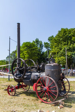 Locomobile &agrave; vapeur capable d'entra&icirc;ner des engins agricoles 