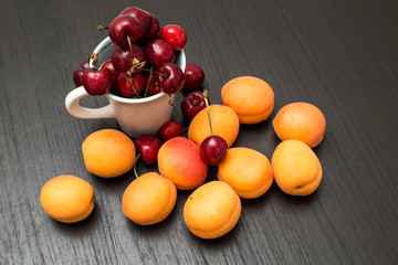 frutta fresca ciliegie e albicocche