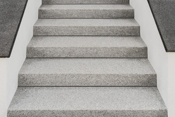 Perfekte Außentreppe aus Granit und Mauern mit Abdeckplatten
