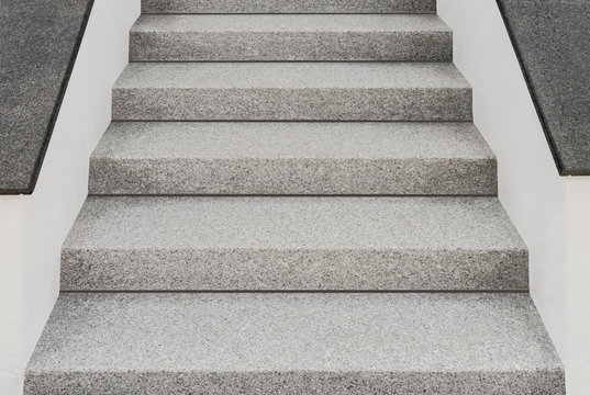 Perfekte Au&szlig;entreppe aus Granit und Mauern mit Abdeckplatten