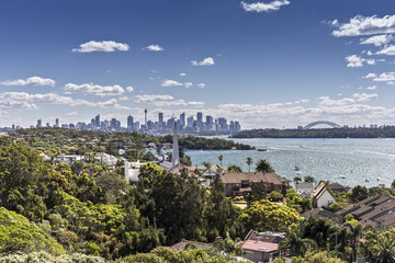 Blick über Port Jackson Richtung der Skyline von Sydney - obrazy, fototapety, plakaty