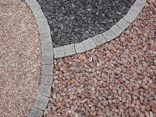 Kleiner Steingarten aus Granitquadern und Steingranulat
