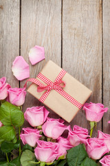 Obraz na płótnie Canvas Pink roses and valentines day gift box