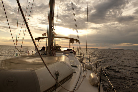 Segelyacht am Mittelmeer Sonnenuntergang