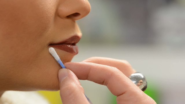 Visagistin malt Lippen nach