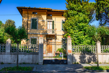 Antica Villa Signorile, ingresso cancello siepe, arancione