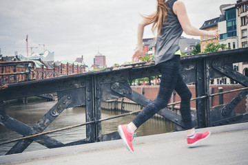 Junge Frau treibt Sport in Hamburg