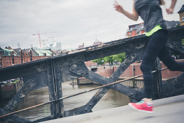 Junge Frau treibt Sport in Hamburg