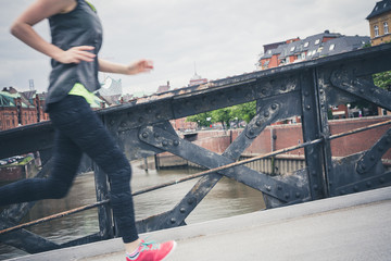 Junge Frau treibt Sport in Hamburg
