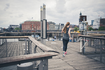 Junge Frau treibt Sport in Hamburg
