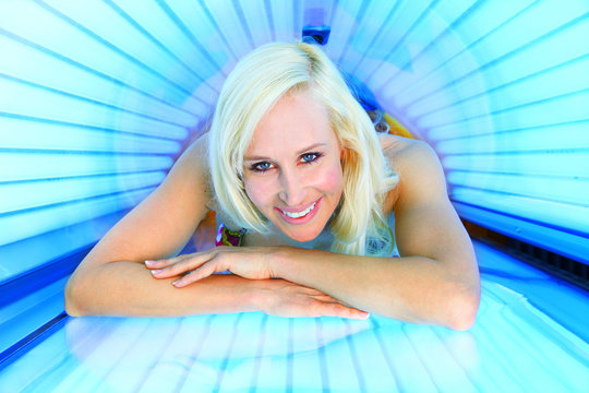 l&auml;chelnde Frau im Solarium