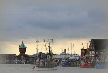 Alter Fischereihafen in Cuxhaven mit Blick auf den Wasserturm