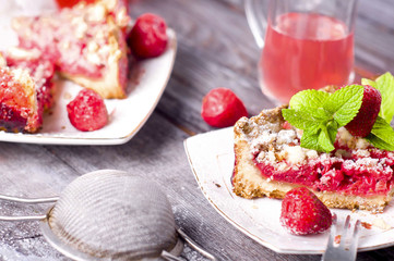 tart with ripe strawberries