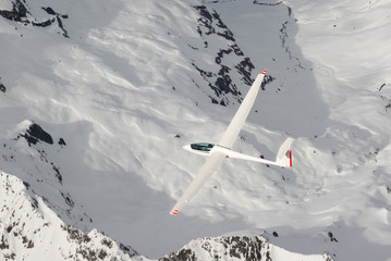 Segelflugzeug über schneebedeckten Bergen