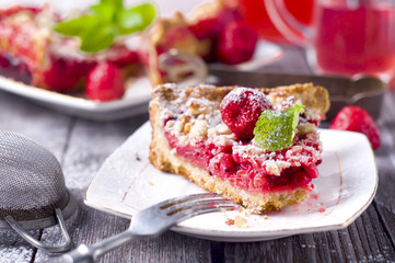 tart with ripe strawberries