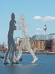 Skulptur Molecul Man in der Spree