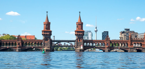 Naklejka premium Panorama Oberbaumbrücke w Berlinie