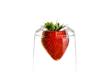 Erdbeere fällt in ein Wasserglas - 84814020