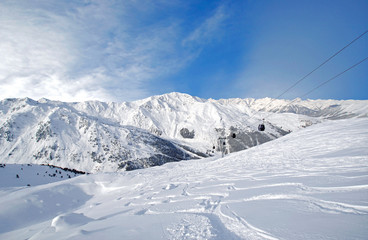 Fototapeta na wymiar Verspurter Tiefschneehang Abseits des gesicherten Skiraumes