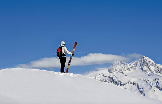 Skifahrer genießt das Panorama in den Bergen
