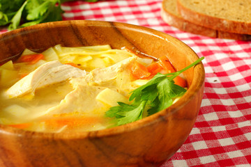 суп куриный с лапшой и черный хлеб.
