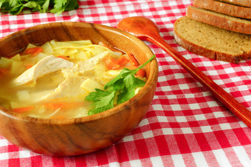 суп куриный с лапшой и черный хлеб.
