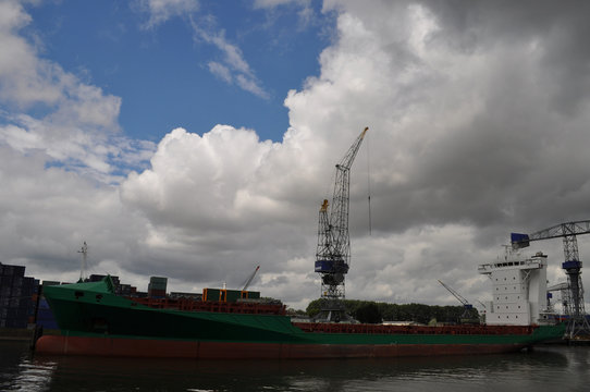 Kotainerhafen mit Himmel