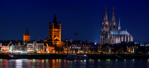 Fototapeta na wymiar Panoramic view of Cologne, Germany at night