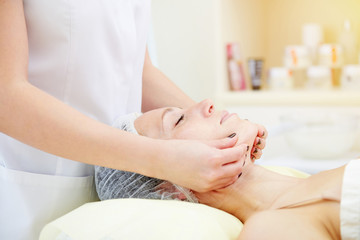 Obraz na płótnie Canvas doctor doing facial massage
