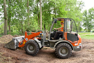 Bauarbeiter fährt Radlader // Workers driving wheel loader