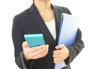 スマートフォンを持つ女性