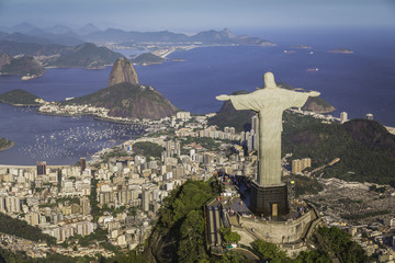 Rio de Janeiro, Brésil : Vue aérienne du Christ et de la baie de Botafogo
