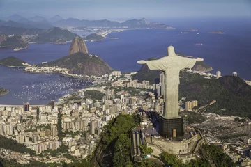 Photo sur Plexiglas Rio de Janeiro Rio de Janeiro, Brésil : Vue aérienne du Christ et de la baie de Botafogo