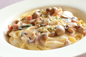 キノコのクリームパスタ