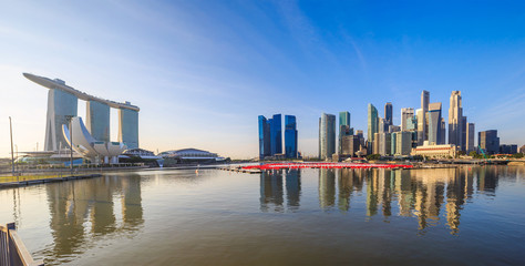 Fototapeta premium Skyline z Singapuru piękny zachód słońca