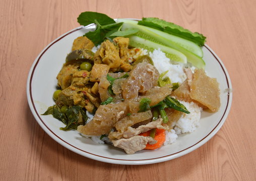 stir fried skin pork with spring onion and chicken with green curry
