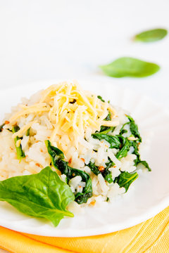 Spinach risotto with grated cheese