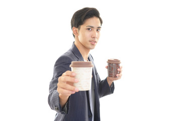 コーヒーを楽しむ男性