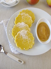 Ofengebackene glutenfreie Maisküchlein mit Apfelmus