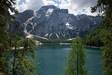 Fototapeta na wymiar Pragser Wildsee in den Pragser Dolomiten, Südtirol, Italien
