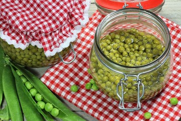 eingekochte Erbsen im Glas auf Holztisch