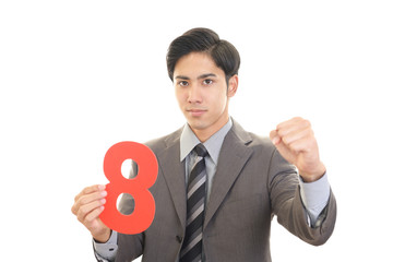 数字の8を持つ男性