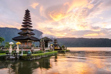 Fotobehang Indonesië Ulun Danu Bratan-tempel, beroemde hindoetempel en toeristische attractie in Bali, Indonesië