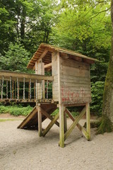 Spielplatz im Wald / Häushen mit Hängebrücke