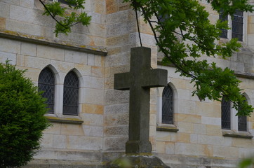 Kreuz vor Kleinenbremer Kirche