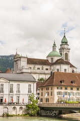 Fototapeta na wymiar Solothurn, Altstadt, Kathedrale, St. Ursen-Kathedrale, Kreuzackerbrücke, Ufer, Aare, Fluss, Schweiz