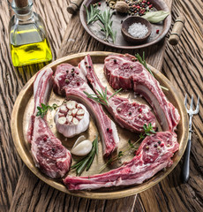 Raw lamb chops with garlic and herbs.