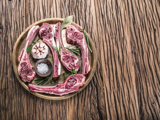 Raw lamb chops with garlic and herbs.