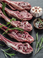 Raw lamb chops with garlic and herbs.